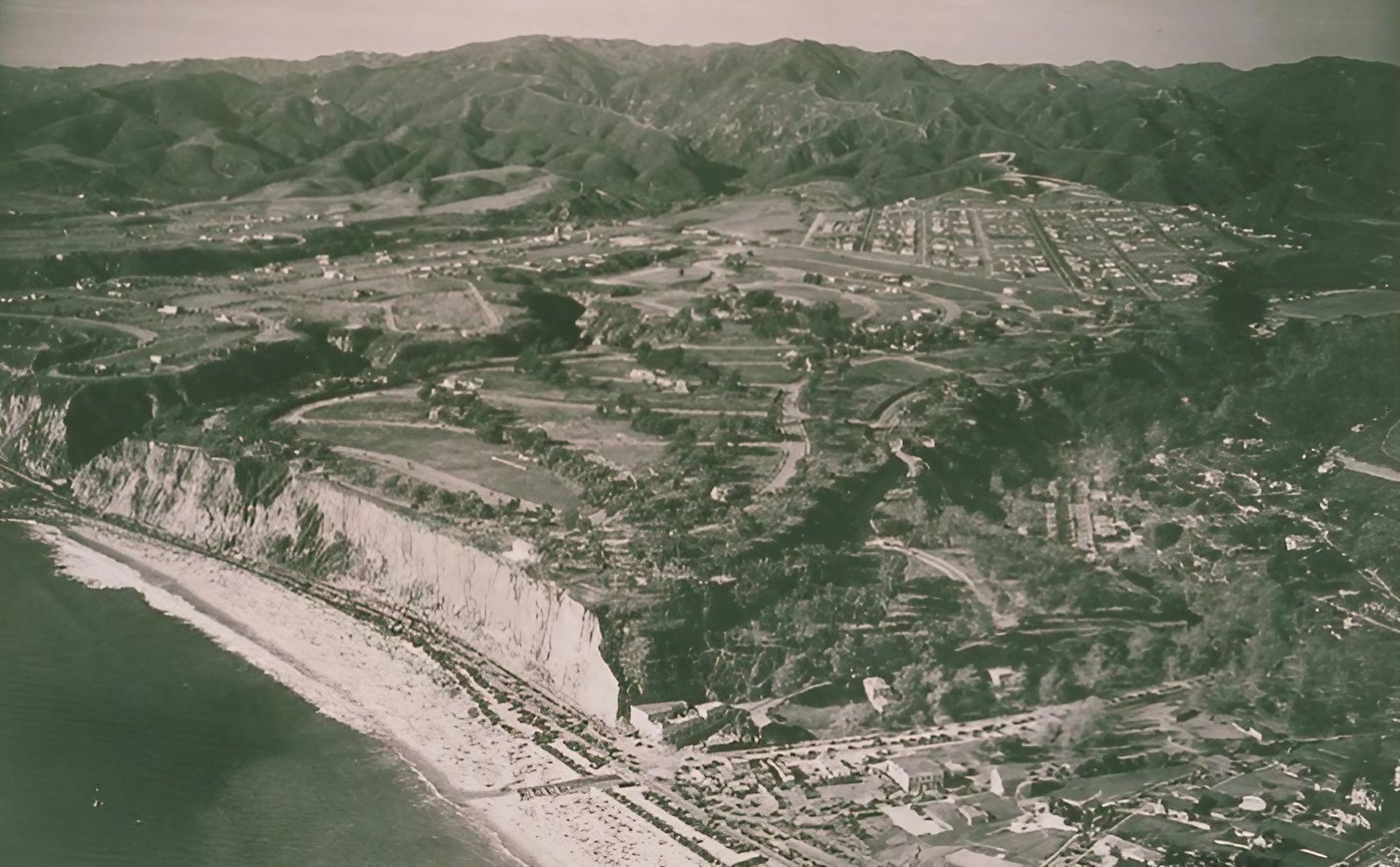 Aerial view of Pacific Palisades in 1932, before the fire